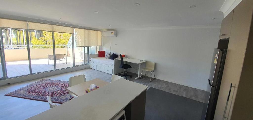 Dana-Cozy Studio With Shared Entry In The City Canberra Exterior foto